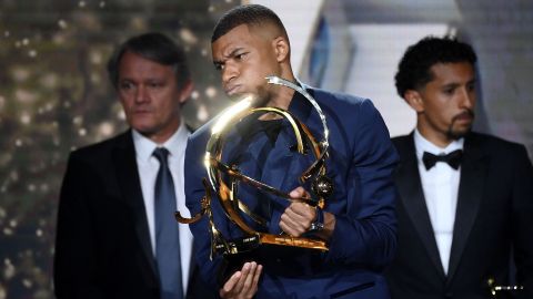 Mbappé luce su premio que lo acredita por tercer año consecutivo como mejor jugador de la Ligue 1.