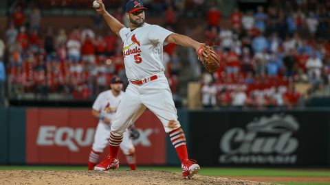 Albert Pujols lanzó por primera vez en su carrera de 21 años en Grandes Ligas, permitiendo tres hits y cuatro carreras.