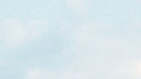 Un camión militar ruso pintado con la letra "Z" se mueve en una carretera en Kherson.