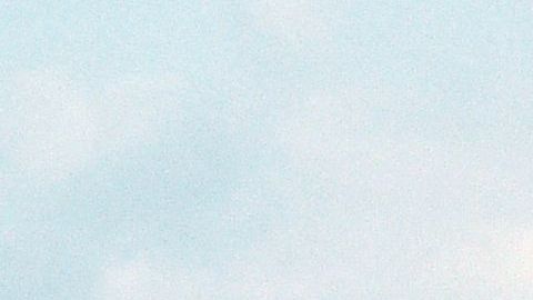 Un camión militar ruso pintado con la letra "Z" se mueve en una carretera en Kherson.