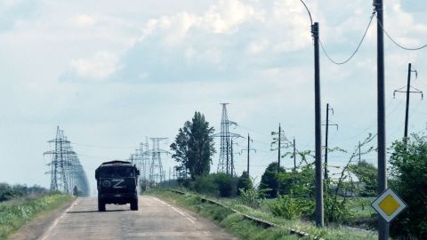 Un camión militar ruso pintado con la letra "Z" se mueve en una carretera en Kherson.