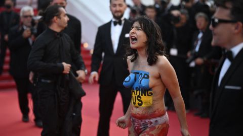 Una mujer se desnudó en la alfombra roja del Festival de Cine de Cannes 2022.