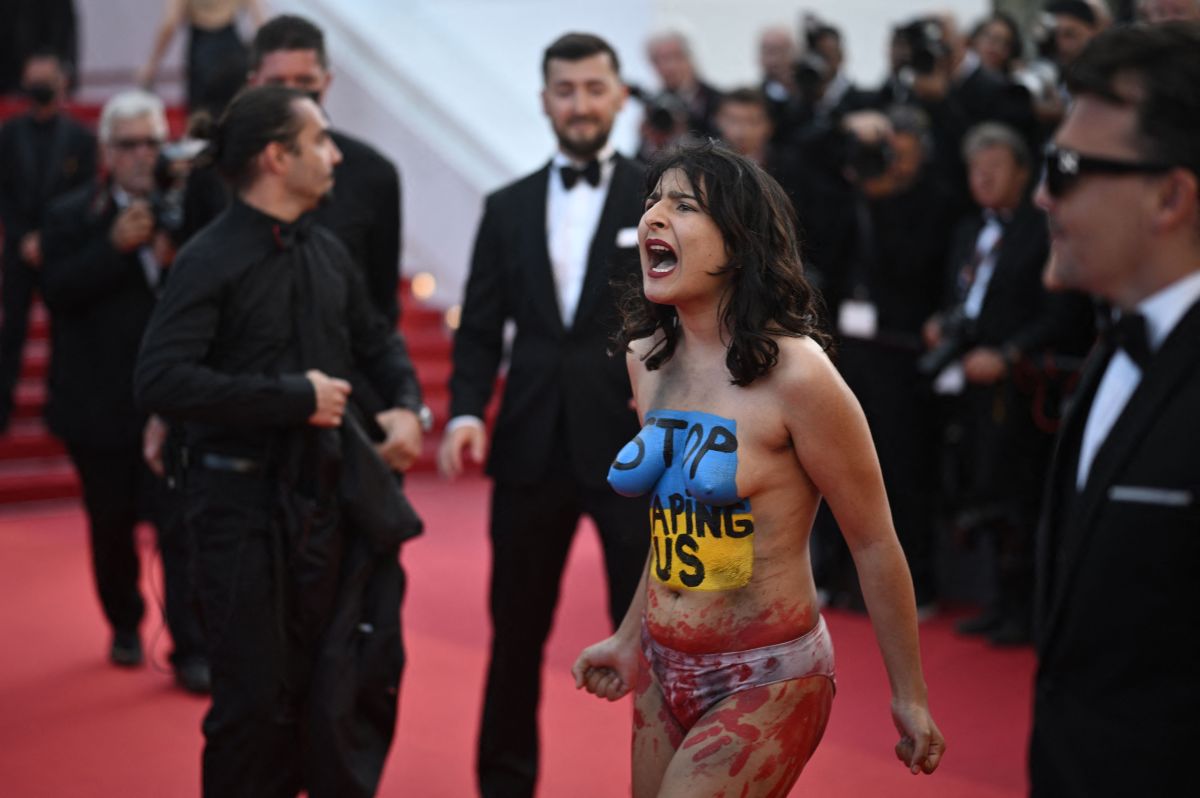 mujer-en-topless-irrumpe-en-la-alfombra-roja-del-festival-de-cannes