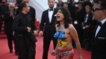 Una mujer se desnudó en la alfombra roja del Festival de Cine de Cannes 2022.
