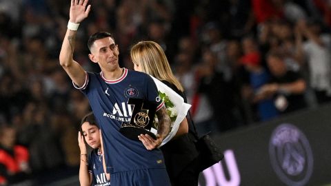 Ángel Di María se despide de la afición del PSG.