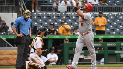 Albert Pujols agradece al cielo luego de disparar su segundo cuadrangular del encuentro ante Pirates.