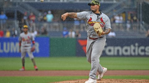 Yadier Molina subió a la lomita y debutó como pitcher por primera vez en MLB.