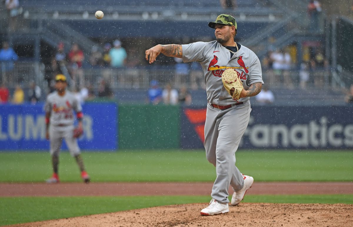 Yadier Molina subió a la lomita y debutó como pitcher por primera vez en MLB. 