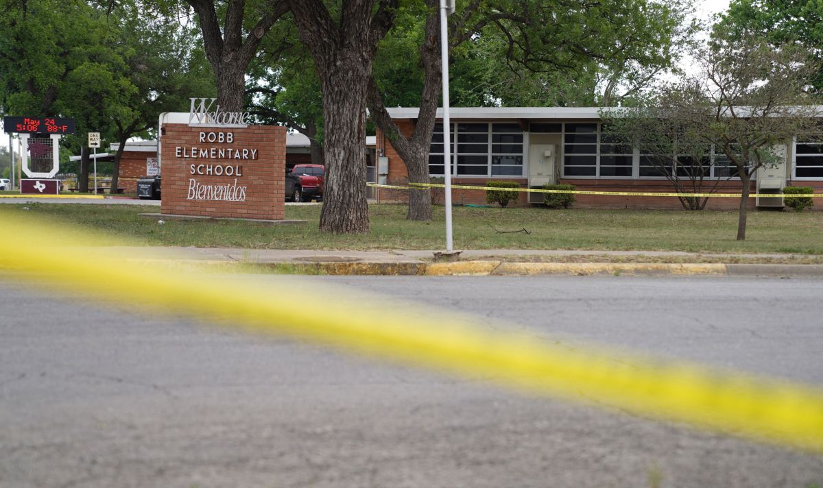 La cinta de la escena del crimen se ve fuera de la escuela primaria Robb en Uvalde, Texas.