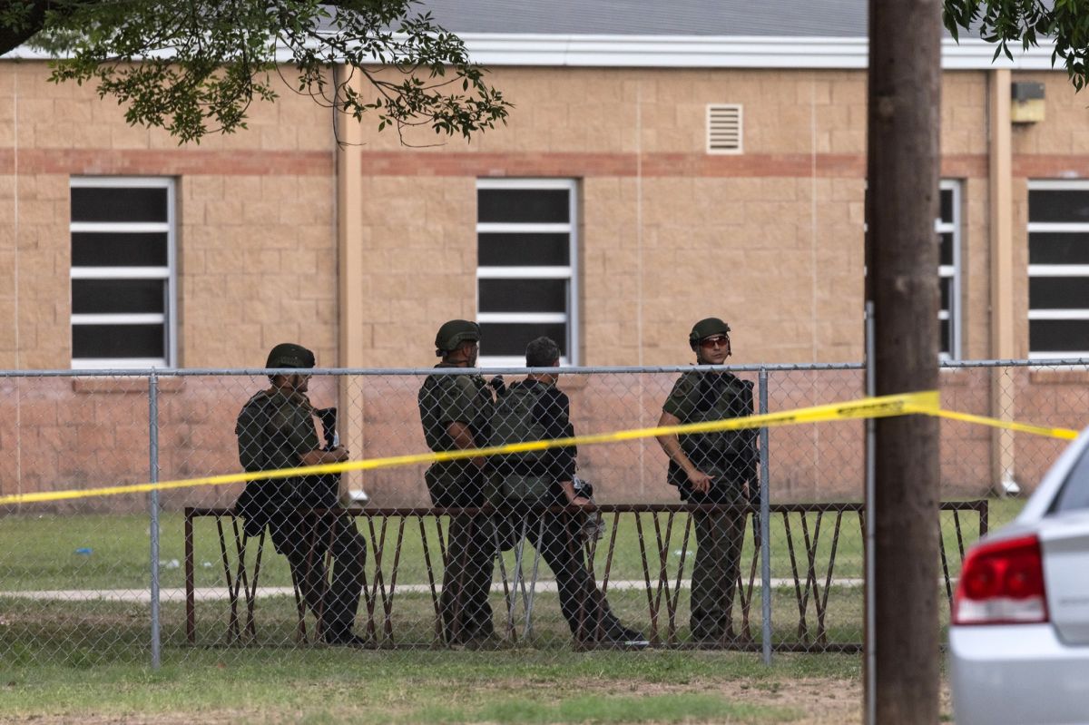 Policías de varias corporaciones acudieron a atender la alerta por tiroteo en Texas.