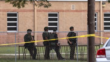 Policías de varias corporaciones acudieron a atender la alerta por tiroteo en Texas.