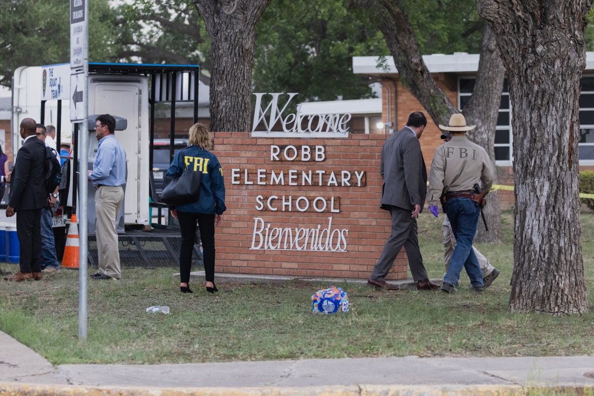 Autoridades alrededor de la Escuela Primaria Robb, en Uvalde, Texas.
