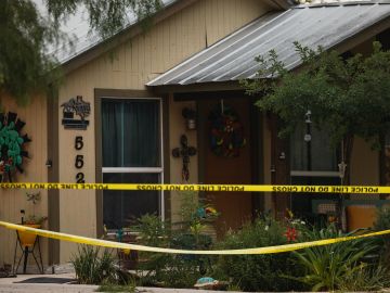 La casa del pistolero, Salvador Ramos, de 18 años, fue acordonada con cinta policial.