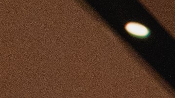 El candidato demócrata a gobernador Beto O'Rourke interrumpe una conferencia de prensa del gobernador de Texas Greg Abbott.