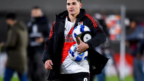 Julián Álvarez se lleva a casa dos balones tras anotar seis goles en el encuentro ante Alianza Lima.