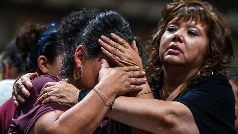 Llanto en vigilia por víctimas de masacre escolar en Uvalde, Texas.