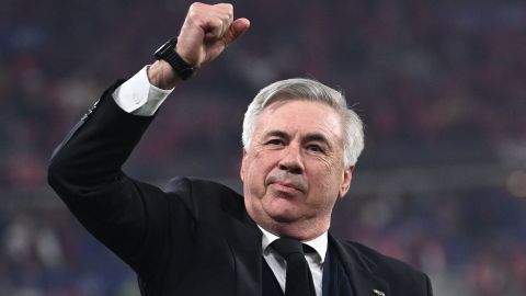 Carlo Ancelotti celebra con la afición la que es su cuarta Copa de Europa como DT.