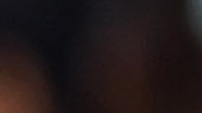 Familiares y parientes de los pasajeros a bordo del avión Twin Otter operado por Tara Air, lloran afuera del aeropuerto de Pokhara.