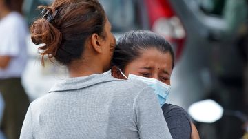 Familiares y parientes de los pasajeros a bordo del avión Twin Otter operado por Tara Air, lloran afuera del aeropuerto de Pokhara.