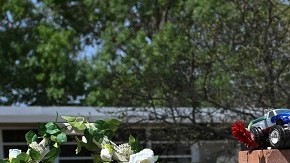 La pareja presidencial visitó el memorial a las víctimas de tiroteo en Uvalde, Texas.