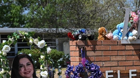 La pareja presidencial visitó el memorial a las víctimas de tiroteo en Uvalde, Texas.