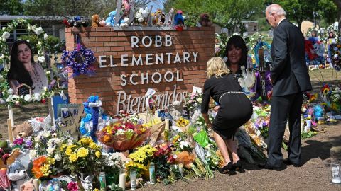 La pareja presidencial visitó el memorial a las víctimas de tiroteo en Uvalde, Texas.