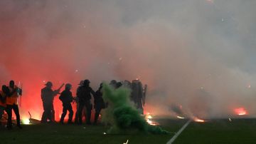 Oficiales de policía buscan controlar la situación luego que aficionados del Saint-Etienne invadieran el campo y agredieran a sus jugadores tras concretarse el descenso a la Ligue 2 de Francia.