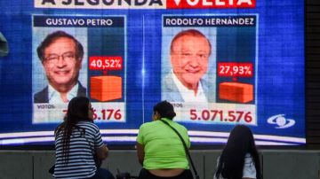 Ciudadanos colombianos mirando los resultados electorales en Medellín, Colombia.