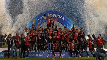 Jugadores del Atlas celebran el bicampeonato de la Liga MX conseguido este domingo al vencer en la eliminatoria 2-3 al Pachuca.