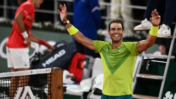 Rafael Nadal celebra la victoria ante Djokovic en cuartos de final del Roland Garros 2022.