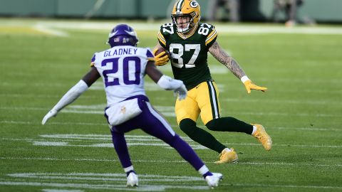 Jeff Goldney intenta interceptar a Jace Sternberger durante un encuentro de Minnesota Vikings ante Green Bay Packers en 2020.