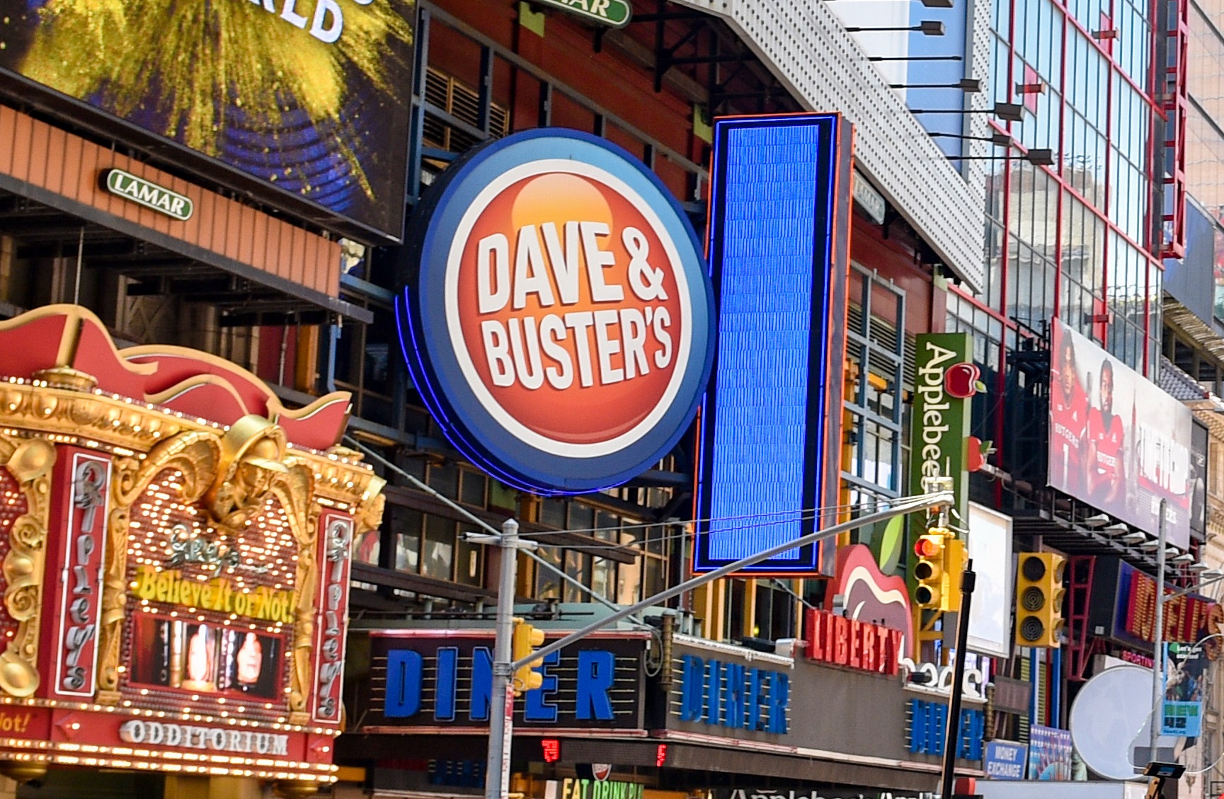 Pleito termina en acuchillamiento en popular Dave & Buster's en Times Square