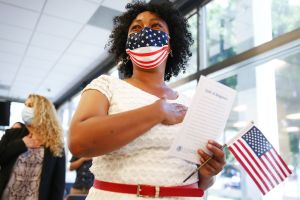 Inmigrantes que quieran la ‘green card’ o naturalización tendrán acceso a crédito con un interés bajísimo