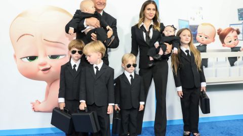 El actor estadounidense Alec Baldwin junto a su familia.