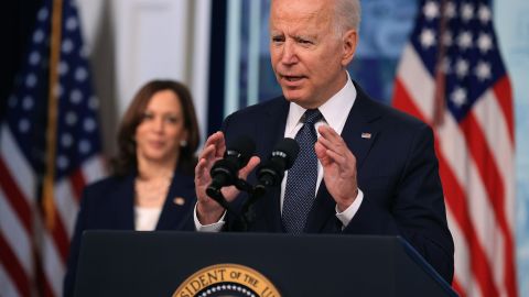 El presidente Biden reconoce que la única forma de proteger el derecho al aborto es con una ley del Congreso.