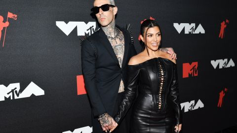 La empresaria Kourtney Kardashian junto a su esposo Travis Barker.