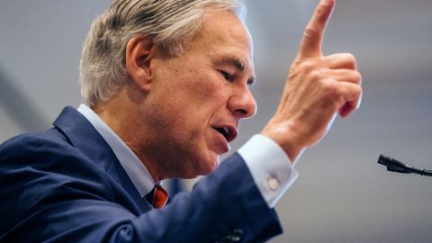 Greg Abbott dijo que los bebés estadounidenses deben estar en primer lugar.