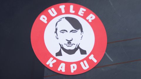 Acusan a Putin de "reconstruir el nazismo".