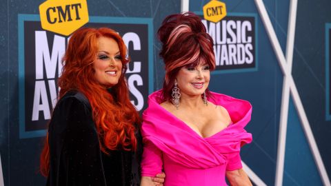 Wynonna Judd junto a su madre Naomi Judd