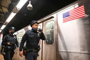 Golpean en la cara a un hombre de 73 años en el metro de Manhattan