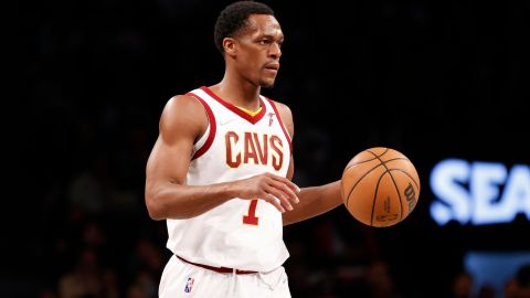 Rajon Rondo durante un encuentro en la temporada 2021-2022 de su actual equipo en la NBA, Cleveland Cavaliers