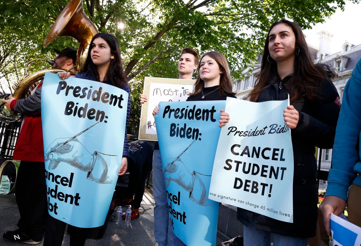 Universitarios han presionado para que se cancele la deuda estudiantil.
