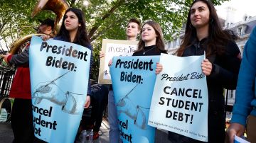 Universitarios han presionado para que se cancele la deuda estudiantil.