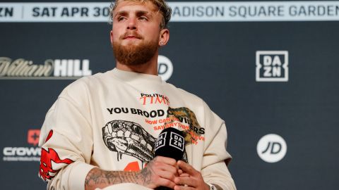 Jake Paul durante el pesaje de la pelea entre Katie Taylor y Amanda Serrano.