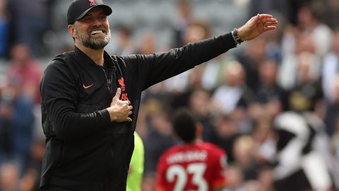 Jurgen Klopp se dirige a la fanaticada del Liverpool luego de un encuentro ante Newcastle por Premier League.