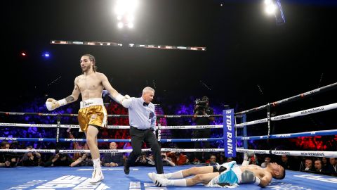 Nico Ali Walsh noqueó en el primer asalto a  Alejandro Ibarra en el MGM Grand Garden Arena de Las Vegas.