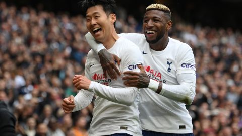 Son celebra el golazo de la tarde junto al lateral del Tottenham, Emerson Royal.