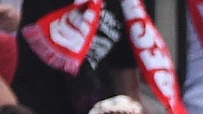 Radamel Falcao celebra su sexto gol de la temporada con sus compañeros y la afición en el estadio de Vallecas.