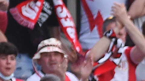 Radamel Falcao celebra su sexto gol de la temporada con sus compañeros y la afición en el estadio de Vallecas.