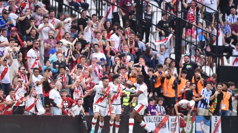 Radamel Falcao celebra su sexto gol de la temporada con sus compañeros y la afición en el estadio de Vallecas.